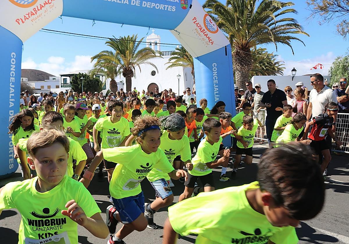 Escolares en la cita del pasado año de la Carrera del Vino.