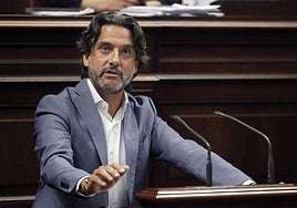 Gustavo Matos en la tribuna del Parlamento de Canarias.