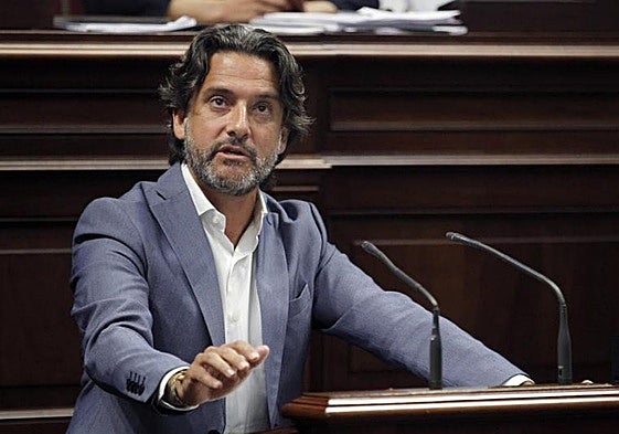 Gustavo Matos en la tribuna del Parlamento de Canarias.