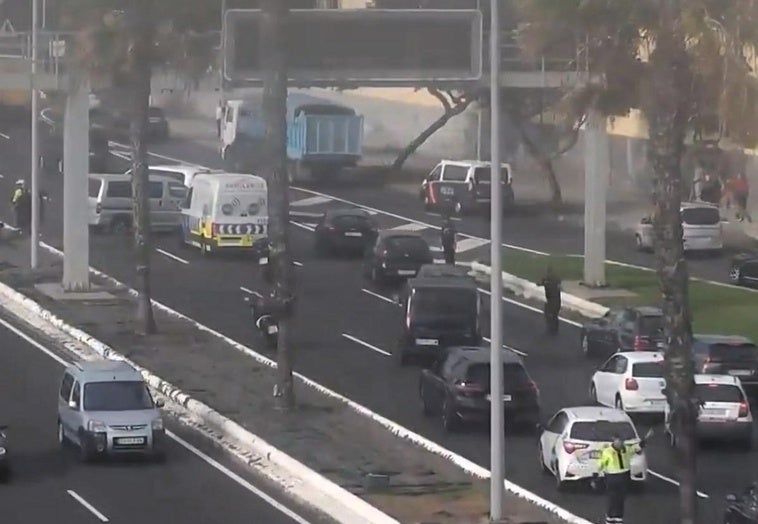 Imagen de las retenciones tras el accidente de un furgón en la Avenida Marítima de Las Palmas de Gran Canaria.