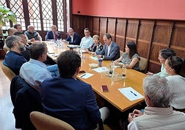 Reunión de una representación municipal con los empresarios de la construcción.