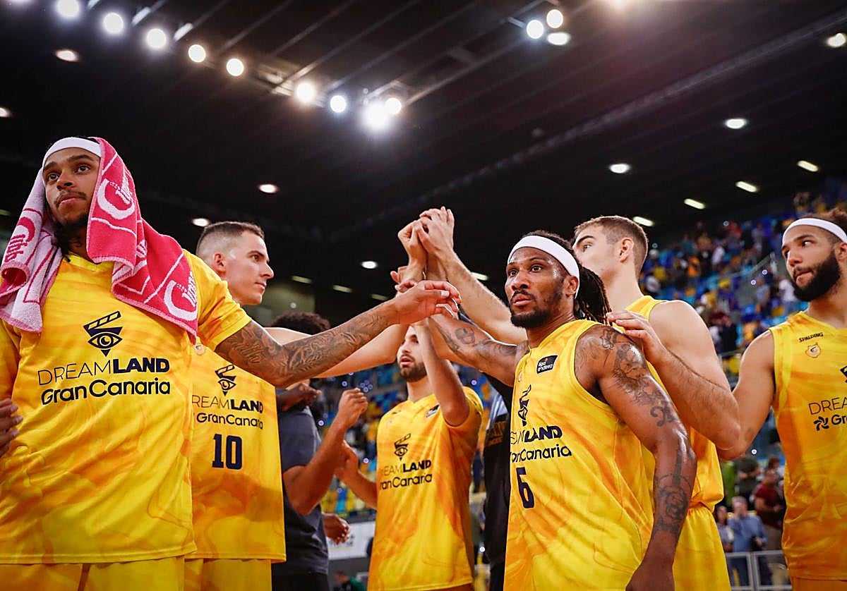 os jugadores del Dreamland Gran Canaria celebraron la victoria contra el Joventut desde el centro de la cancha del Gran Canaria Arena el pasado sábado.