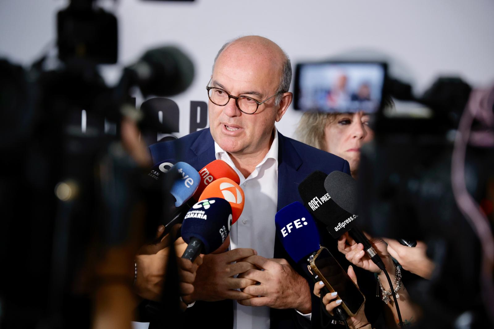 Anselmo Pestana respondiendo a los medios de comunicación este martes en la Delegación del Gobiero en Canarias.