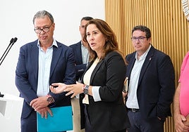 Antonio Ortega, director general del Instituto Canario de la Vivienda, la presidenta Lola García y los alcaldes de Puerto del Rosario y La Oliva.