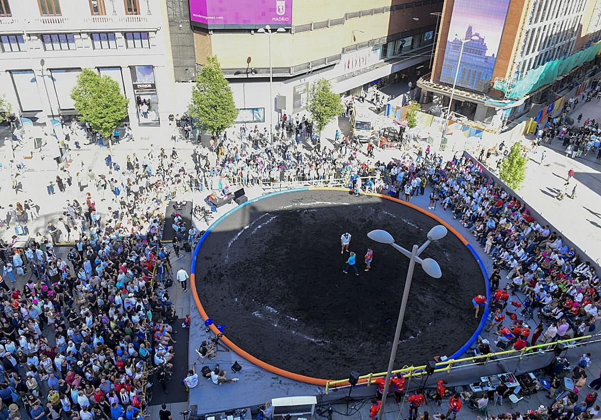 La luchada contó con un ambientazo en la céntrica y madrileña Plaza de Callao.