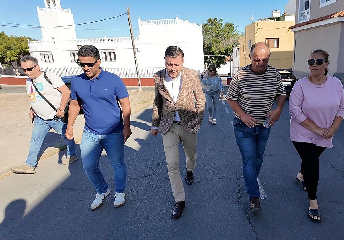 Imagen de Teodoro Sosa y Samuel Henríquez, este miércoles en Aldea Blanca, San Bartolomé de Tirajana. c7