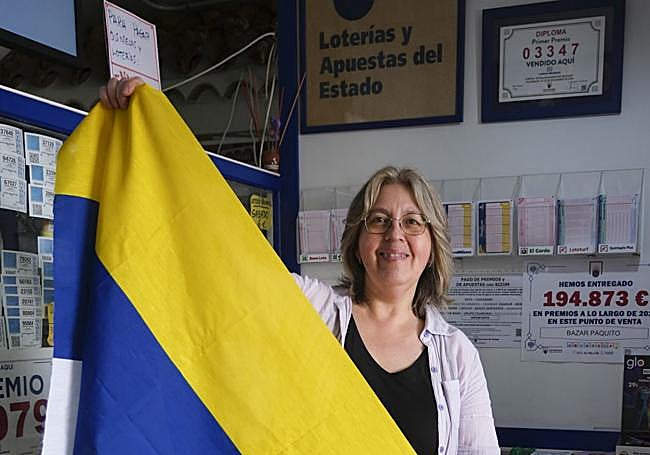 Loly Domínguez, en el conocido Bazar Paquito de Firgas.