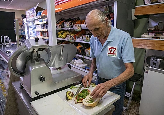 Roque Santana, en plena faena con su bocata estrella.