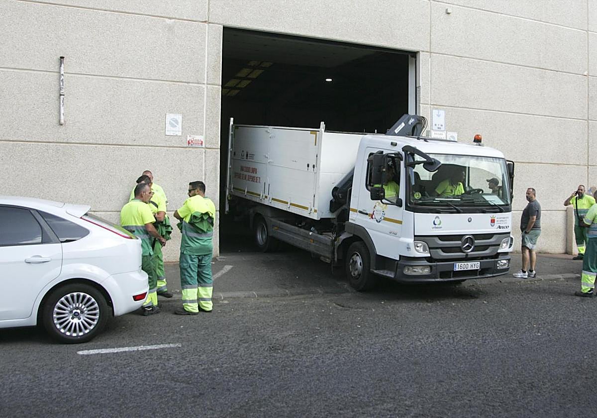 Personal de Urbaser, antes de una negociación en diciembre.
