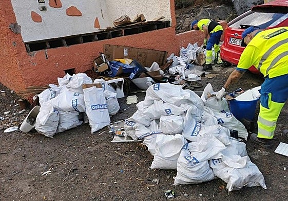 Operarios trabajan en la gestión y recogida de residuos.