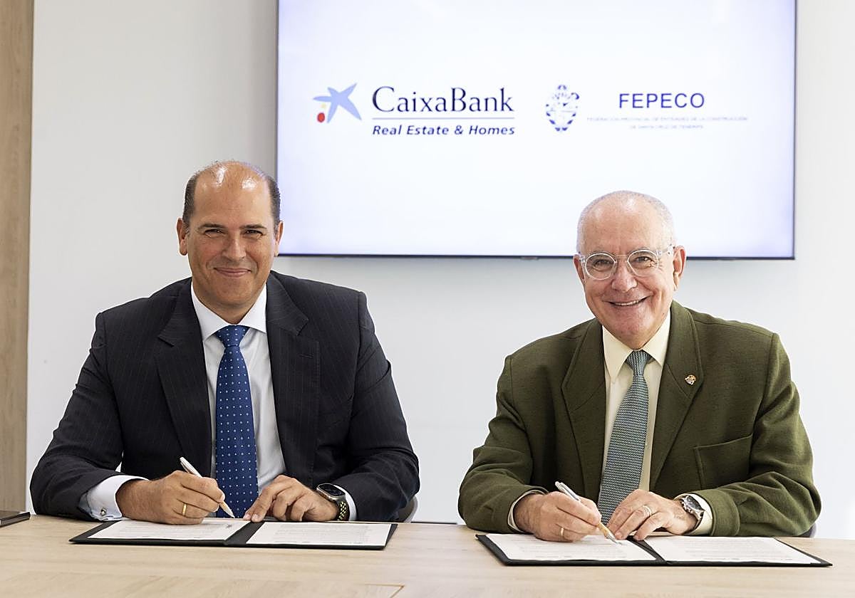 Manuel Afonso, director territorial de CaixaBank en Canarias, y Óscar Izquierdo, presidente de Fepeco.