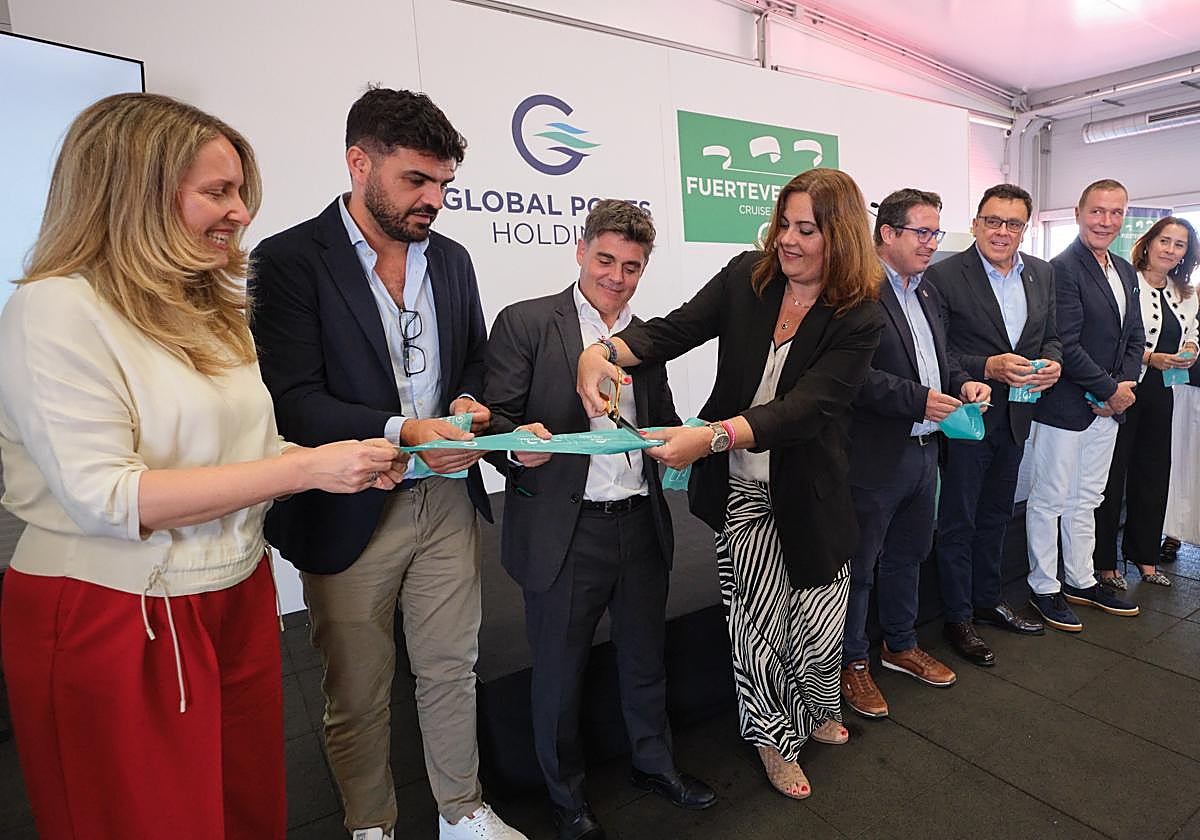 La presidenta de la Autoridad Portuaria, Beatriz Calzada, la primera mandataria majorera Lola García y Mehmet Kutman, CEO de GPH, entre otros, en el corte de cinta de la terminal de cruceros.
