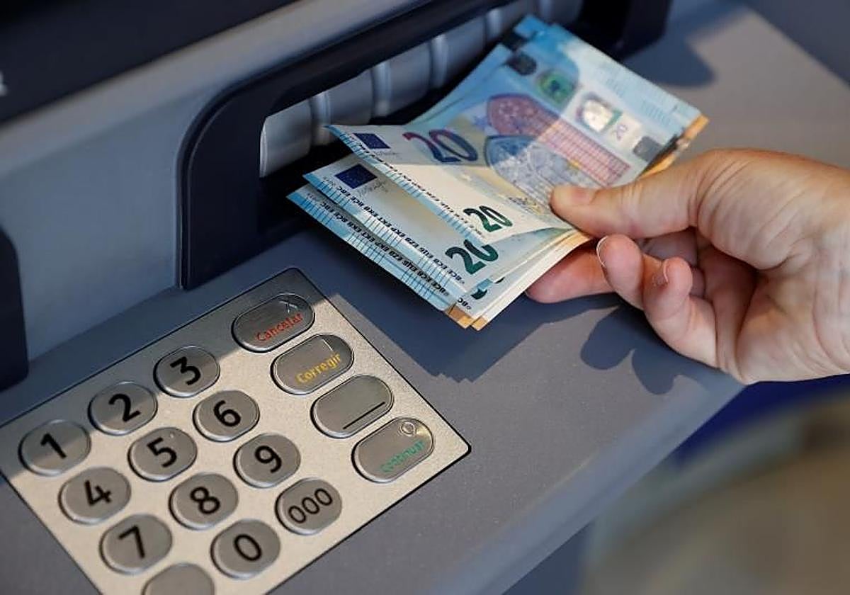 Extracción de dinero en efectivo en un cajero.