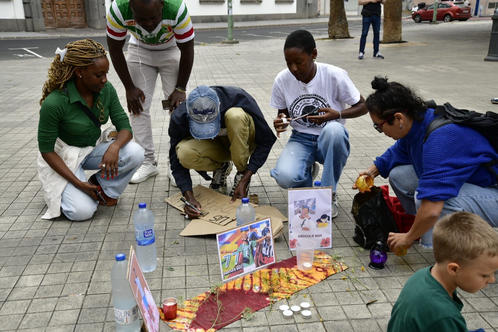 La concentración por la muerte de Abdoulie Bah, abatido en el aeropuerto de Gran Canaria
