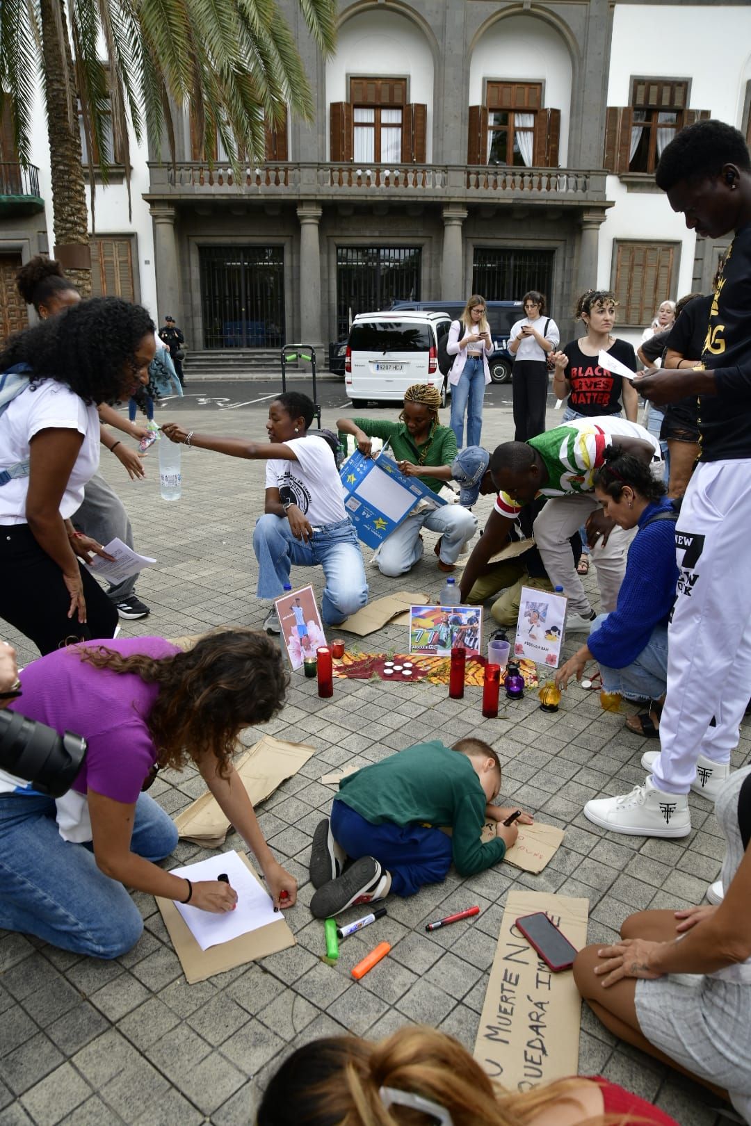 La concentración por la muerte de Abdoulie Bah, abatido en el aeropuerto de Gran Canaria