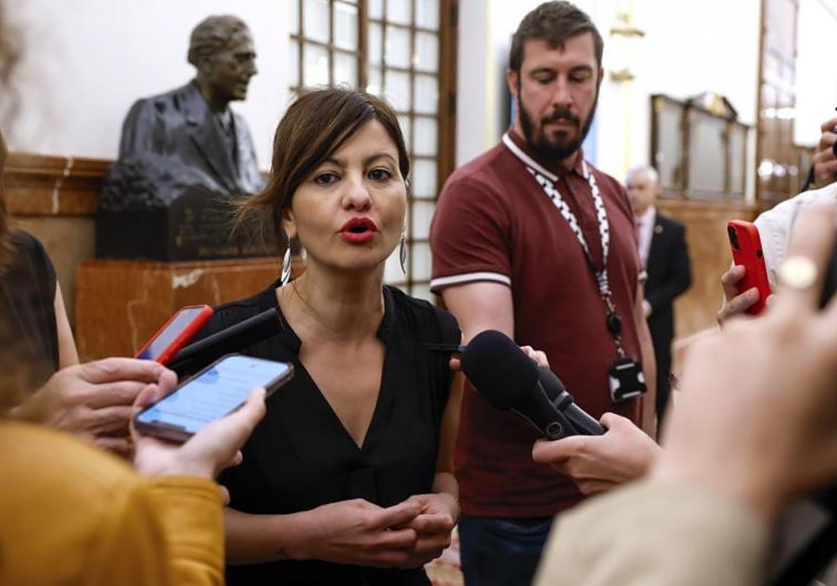 La ministra de Juventud e Infancia, Sira Rego, hablando con la prensa en los pasillos del Congreso este miércoles.