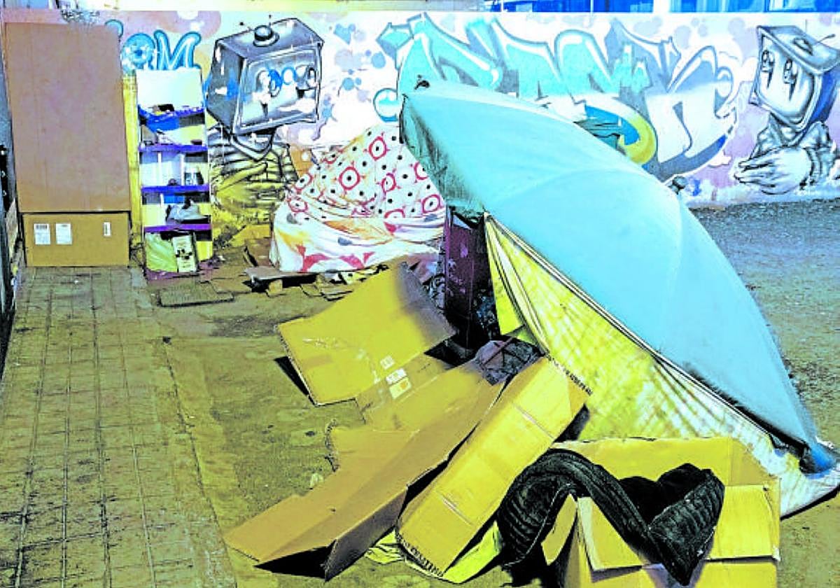 Una persona sin hogar duerme en el casco histórico de Las Palmas de Gran Canaria.