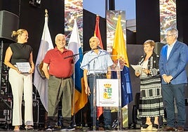 Los dos homenajeados, en el centro, flanqueados por la edil Yilenia Vega, la presentadora del acto, Nery Pérez, y el alcalde, Marco Aurelio Pérez.