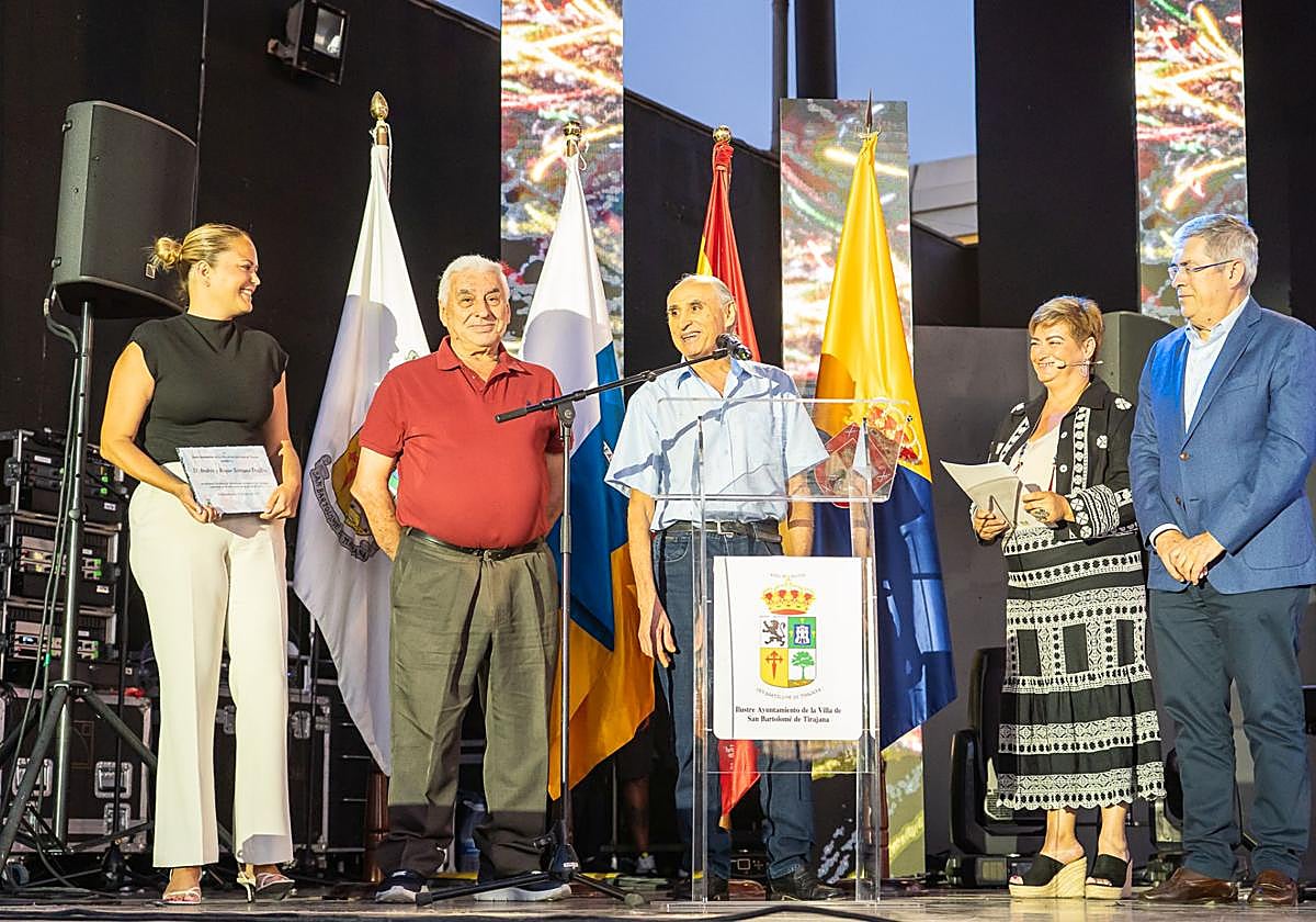 Los dos homenajeados, en el centro, flanqueados por la edil Yilenia Vega, la presentadora del acto, Nery Pérez, y el alcalde, Marco Aurelio Pérez.