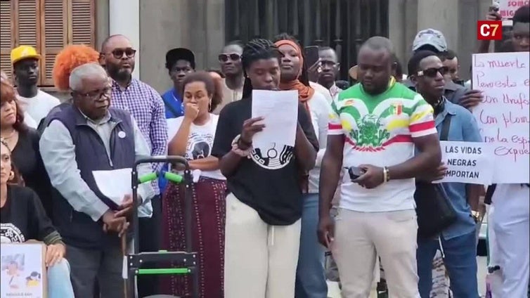 Lectura del manifiesto por la muerte de Abdoulie Bah