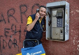Chago Rivero posa en una cabina telefónica en desuso en la calle Henry Dunant, en el barrio de Las Chumberas.