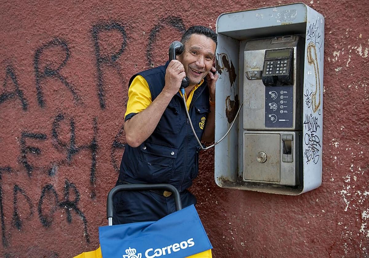 Chago Rivero posa en una cabina telefónica en desuso en la calle Henry Dunant, en el barrio de Las Chumberas.
