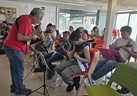 El timplista Domingo Rodríguez El Colorao, en plenas clases en el centro cultural de Costa Calma, en el municipio de Pájara.