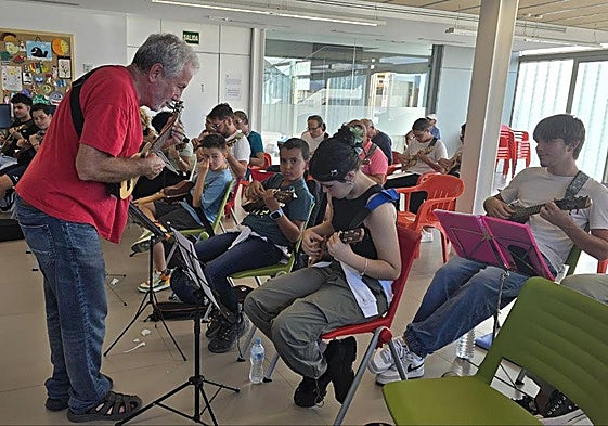 El timplista Domingo Rodríguez El Colorao, en plenas clases en el centro cultural de Costa Calma, en el municipio de Pájara.