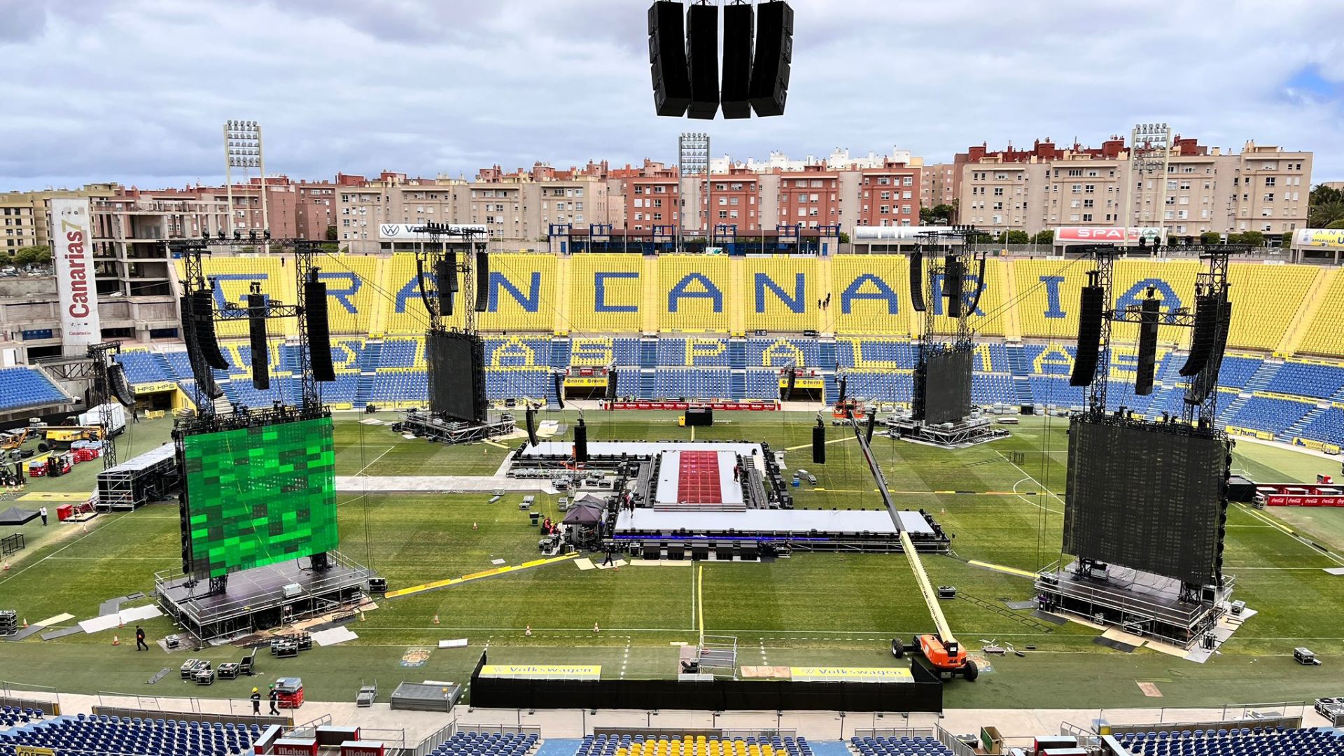 Los preparativos técnicos del concierto de Quevedo en el Estadio de Gran Canaria.