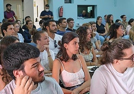 Foto de archivo de alumnas y alumnos del programa de prácticas del Cabildo en verano.