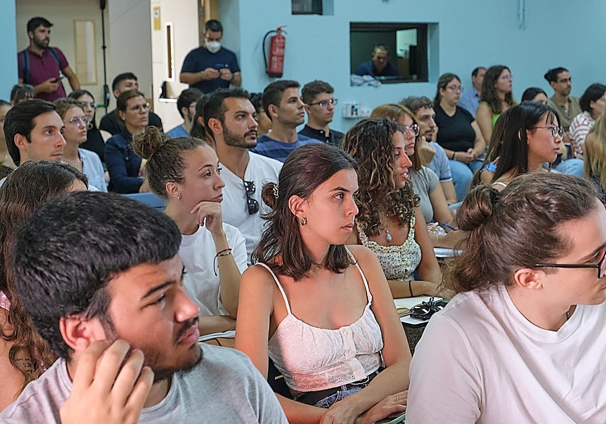 Foto de archivo de alumnas y alumnos del programa de prácticas del Cabildo en verano.