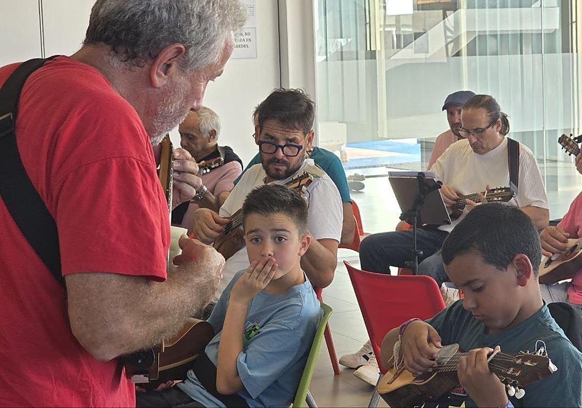 Imagen principal - Al curso asistieron pequeños y mayores timplistas del sur.