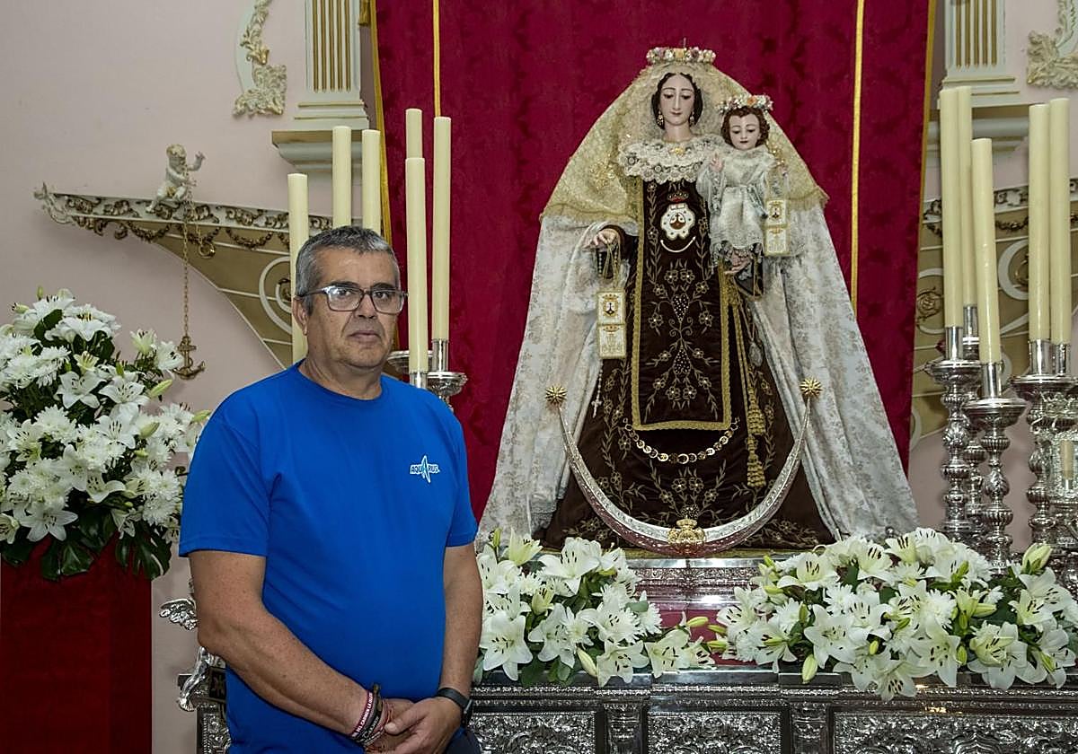 José Falcón, fiscal de paso de los Costaleros del Carmen, delante de la imagen en los días previos a su coronación.