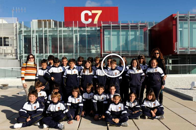Imagen de la visita del 5º de Primaria del Colegio Claret. Sobre el círculo, un joven Pedro Luis Domínguez, quien diez años después sería conocido en el mundo de la música como Quevedo.