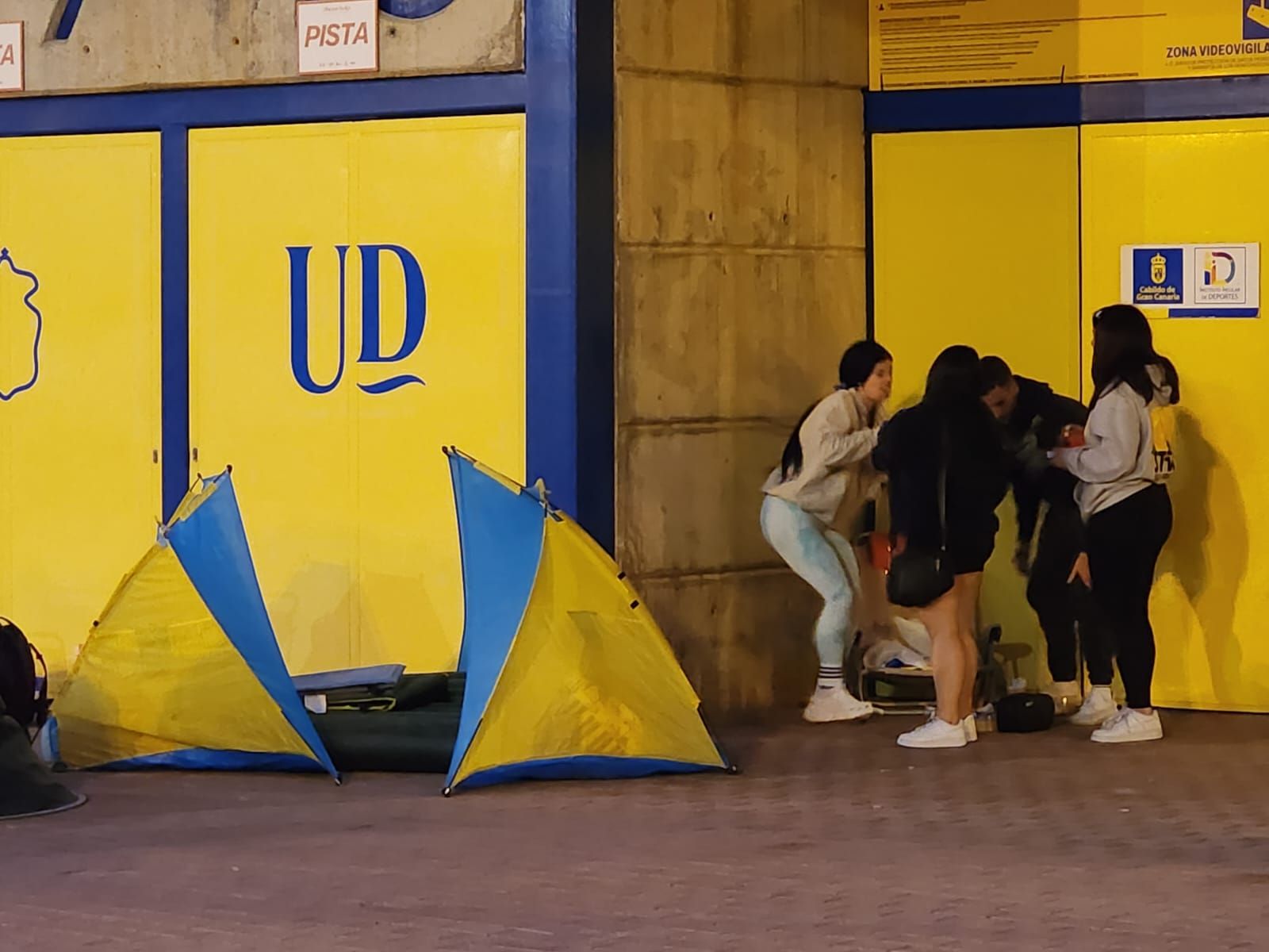 Acampada en el estadio de Gran Canaria por Quevedo