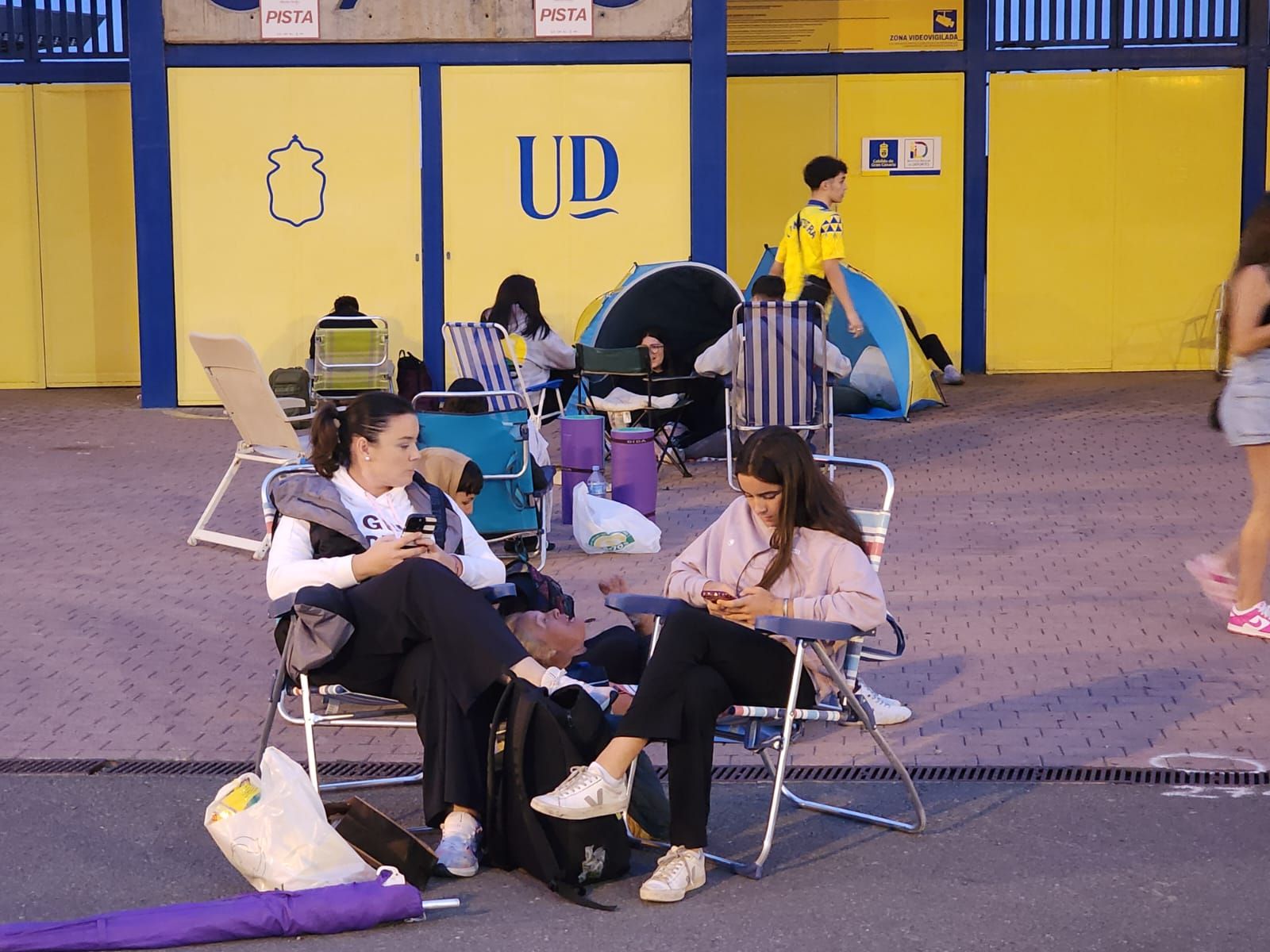 Acampada en el estadio de Gran Canaria por Quevedo