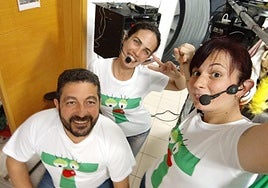 Roberto Pérez, junto a dos manipuladoras de Entretíteres.