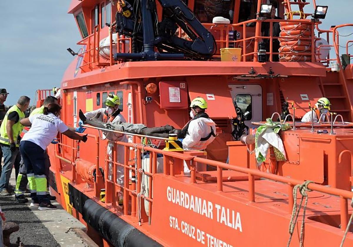 Imagen de archivo de la Guardamar Talia, en La Restinga (El Hierro), tras el recate de un cayuco con 9 personas, todos varones subsaharianos.