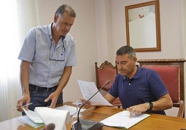 Domingo Cejas y Oswaldo Betancort, en dependencias cabildicias.