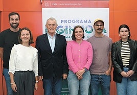 Migdalia Machín y Francisco Rubio junto a beneficiarios y responsables de empresas participantes.