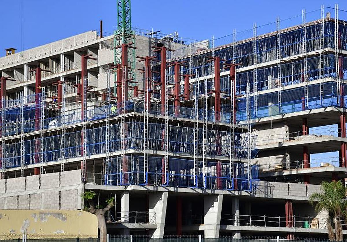 Imagen de archivo de un edificio en construcción en la capital gracanaria.