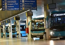 Andenes de lineas de Global en el interior de la estación de guaguas de San Telmo.