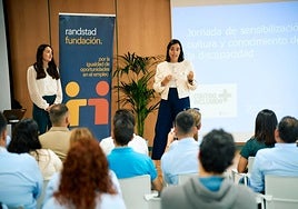 La directora de la Fundación DinoSol, Patricia Muñoz, en un momento de la charla.