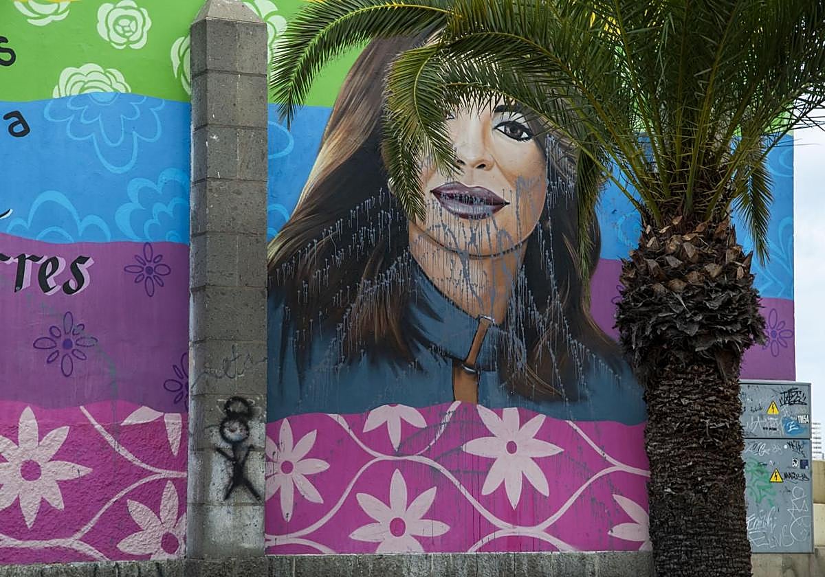 Estado actual del mural vandalizado de Isabel Torres en elEstadio Insular.