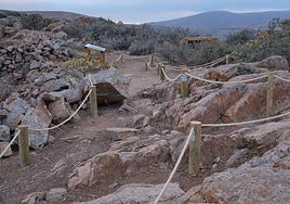Un sendero indica el recorrido que no pone en riesgo al yacimiento situado en el Parque Rural de Betancuria.