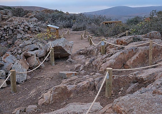 Un sendero indica el recorrido que no pone en riesgo al yacimiento situado en el Parque Rural de Betancuria.