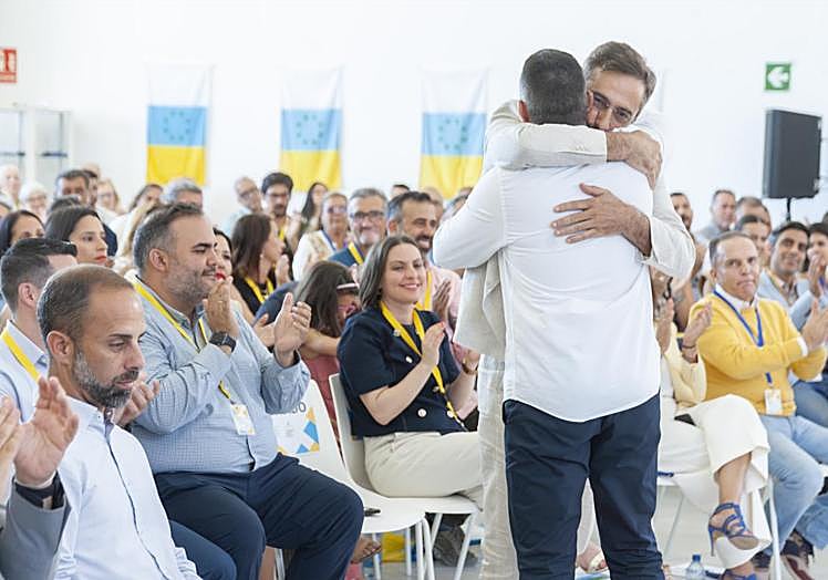 Abrazo efusivo de Pedro San Ginés con Oswaldo Betancort.