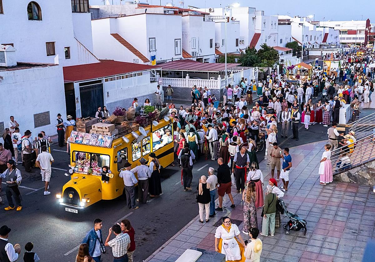 Vista de la romería a su paso por las calles de San Fernando de Maspalomas.
