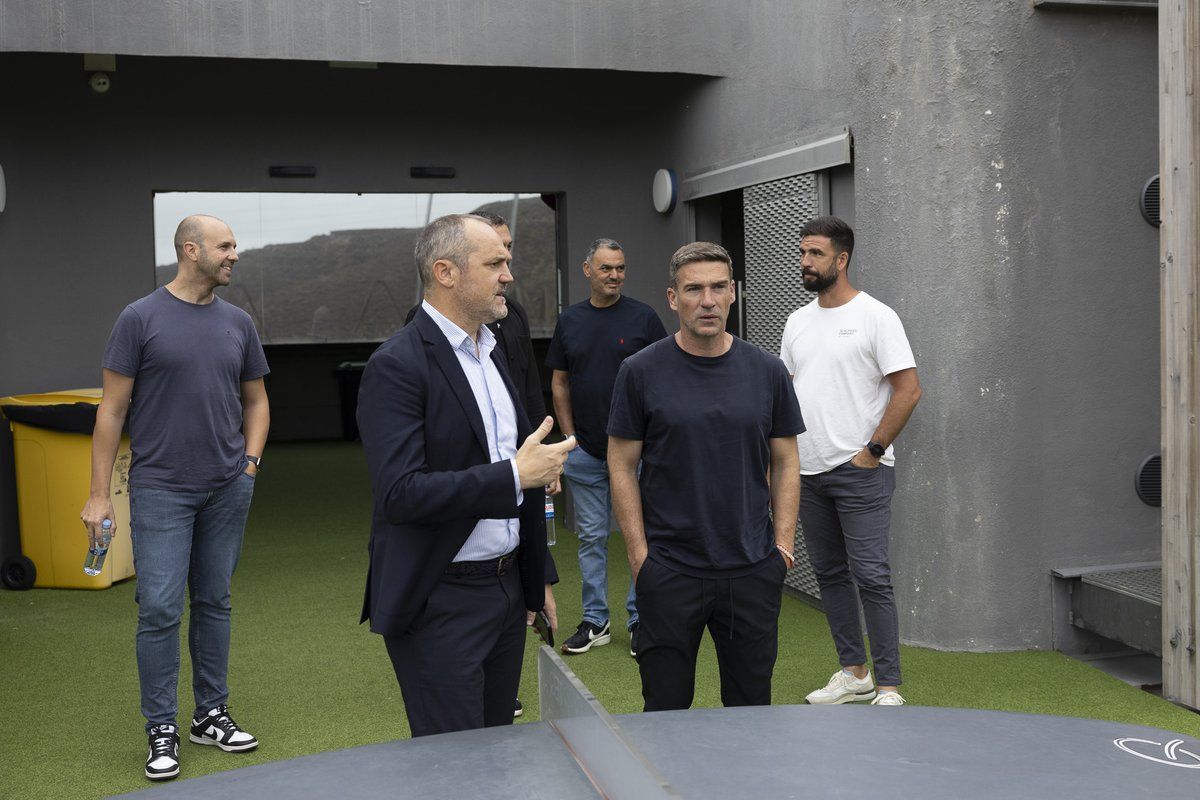 Imagen principal - La llegada de Carrión, el cambio por Diego Martínez y Marvin.