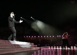 Quevedo, en el inicio del concierto, con dos bailarines sobre el escenario.